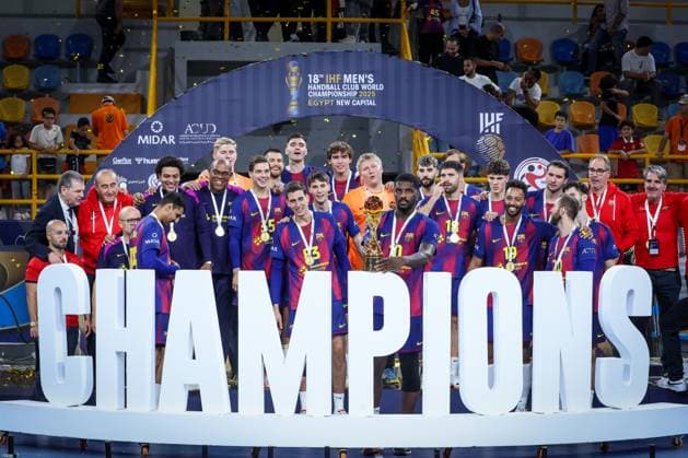 Veszprem HC V FC Barcelona, Barca - 18th IHF Men s Handball Club World Championship, WM, Weltmeisterschaft 2025 - FINAL FC Barcelona celebrates their 8th IHF Men s Handball Club World Cup at the closing ceremony after the 18th IHF Men s Handball Club World Championship 2025 final match between Veszprem HC and FC Barcelona in New Capital Sports Hall in Cairo, Egypt, on October 2, 2025. Cairo Egypt  Copyright: xAymanxArefx originalFilename:aref-notitle251002_npHEh.jpg
