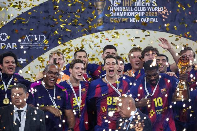 Veszprem HC V FC Barcelona, Barca - 18th IHF Men s Handball Club World Championship, WM, Weltmeisterschaft 2025 - FINAL FC Barcelona celebrates their 8th IHF Men s Handball Club World Cup at the closing ceremony after the 18th IHF Men s Handball Club World Championship 2025 final match between Veszprem HC and FC Barcelona in New Capital Sports Hall in Cairo, Egypt, on October 2, 2025. Cairo Egypt  Copyright: xAymanxArefx originalFilename:aref-notitle251002_npOdK.jpg