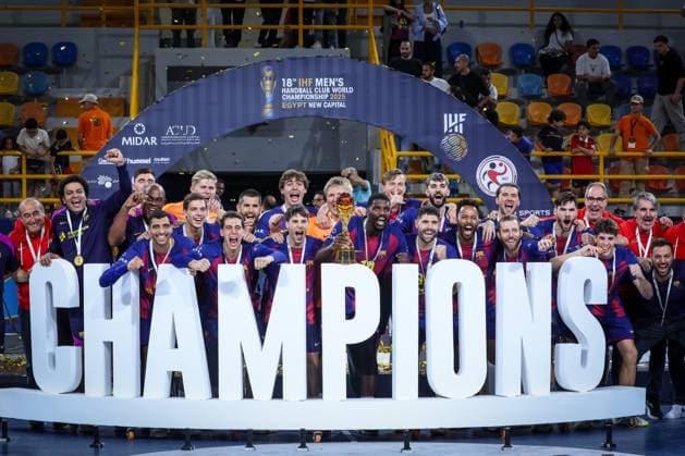 Veszprem HC V FC Barcelona, Barca - 18th IHF Men s Handball Club World Championship, WM, Weltmeisterschaft 2025 - FINAL FC Barcelona celebrates their 8th IHF Men s Handball Club World Cup at the closing ceremony after the 18th IHF Men s Handball Club World Championship 2025 final match between Veszprem HC and FC Barcelona in New Capital Sports Hall in Cairo, Egypt, on October 2, 2025. Cairo Egypt  Copyright: xAymanxArefx originalFilename:aref-notitle251002_npVmq.jpg