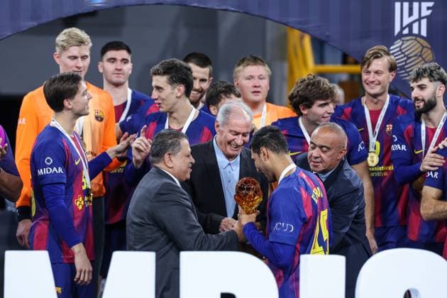 Veszprem HC V FC Barcelona, Barca - 18th IHF Men s Handball Club World Championship, WM, Weltmeisterschaft 2025 - FINAL Seif ELDERAA of FC Barcelona receives the trophy from Hassan Moustafa, President of the International Handball Federation, after the 8th IHF Men s Handball Club World Cup at the closing ceremony following the 18th IHF Men s Handball Club World Championship 2025 final match between Veszprem HC and FC Barcelona, in New Capital Sports Hall in Cairo, Egypt, on October 2, 2025. Cairo Egypt  Copyright: xAymanxArefx originalFilename:aref-notitle251002_nphUq.jpg