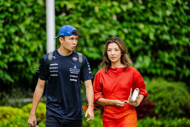 Formula 1 Singapore Grand Prix 2025 Alexander Albon 23 (THA) Williams FW47 and girlfriend Lily Muni He during the Formula 1 Singapore Airlines Singapore Grand Prix 2025 at the Marina Bay Street Circuit, Singapore on 3 October 2025 Credit: Jun Da Tan Every Second Media Editorial use only. All images are copyright Every Second Media Limited. No images may be reproduced without prior permission. Copyright: xIMAGO EveryxSecondxMediax ESM-1608-0001 JunxDaxTanx xEveryxSecondxMediax