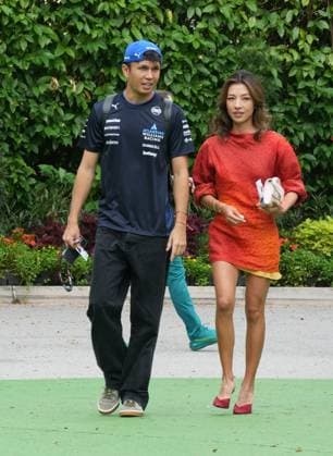 FORMULA 1 SINGAPORE AIRLINES SINGAPORE GRAND PRIX 2025 03.10.2025, Marina Bay Street Circuit, Singapore, FORMULA 1 SINGAPORE AIRLINES SINGAPORE GRAND PRIX 2025 , im Bild Alexander Albon (GBR), Atlassian Williams Racing mit Freundin Lily Muni He.