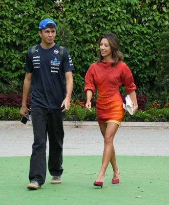 FORMULA 1 SINGAPORE AIRLINES SINGAPORE GRAND PRIX 2025 03.10.2025, Marina Bay Street Circuit, Singapore, FORMULA 1 SINGAPORE AIRLINES SINGAPORE GRAND PRIX 2025 , im Bild Alexander Albon (GBR), Atlassian Williams Racing mit Freundin Lily Muni He.