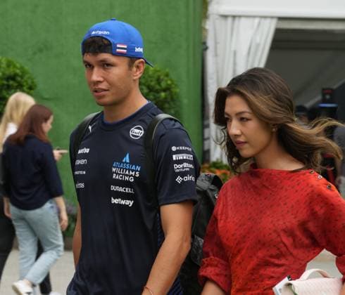FORMULA 1 SINGAPORE AIRLINES SINGAPORE GRAND PRIX 2025 03.10.2025, Marina Bay Street Circuit, Singapore, FORMULA 1 SINGAPORE AIRLINES SINGAPORE GRAND PRIX 2025 , im Bild Alexander Albon (GBR), Atlassian Williams Racing mit Freundin Lily Muni He.