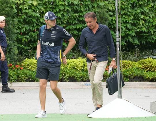 FORMULA 1 SINGAPORE AIRLINES SINGAPORE GRAND PRIX 2025 03.10.2025, Marina Bay Street Circuit, Singapore, FORMULA 1 SINGAPORE AIRLINES SINGAPORE GRAND PRIX 2025 , im Bild Max Verstappen (NLD), Oracle Red Bull Racing mit Manager Raymond Vermeulen.