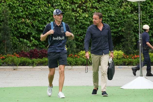 FORMULA 1 SINGAPORE AIRLINES SINGAPORE GRAND PRIX 2025 03.10.2025, Marina Bay Street Circuit, Singapore, FORMULA 1 SINGAPORE AIRLINES SINGAPORE GRAND PRIX 2025 , im Bild Max Verstappen (NLD), Oracle Red Bull Racing mit Manager Raymond Vermeulen.