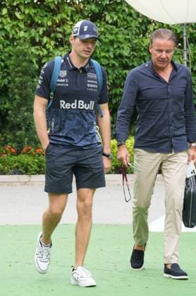 FORMULA 1 SINGAPORE AIRLINES SINGAPORE GRAND PRIX 2025 03.10.2025, Marina Bay Street Circuit, Singapore, FORMULA 1 SINGAPORE AIRLINES SINGAPORE GRAND PRIX 2025 , im Bild Max Verstappen (NLD), Oracle Red Bull Racing mit Manager Raymond Vermeulen.