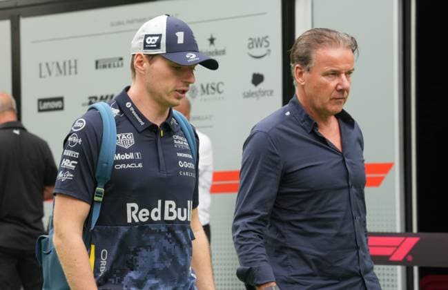 FORMULA 1 SINGAPORE AIRLINES SINGAPORE GRAND PRIX 2025 03.10.2025, Marina Bay Street Circuit, Singapore, FORMULA 1 SINGAPORE AIRLINES SINGAPORE GRAND PRIX 2025 , im Bild Max Verstappen (NLD), Oracle Red Bull Racing mit Manager Raymond Vermeulen.