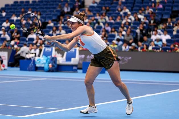 BEIJING, CHINA - OCTOBER 03: Linda Noskova of Czech Republic competes in the Women s Singles Quarterfinal match against Sonay Kartal of Great Britain on day 12 of the 2025 China Open at the National Tennis Center on October 3, 2025 in Beijing, China.  Copyright: xVCGx 111594824407