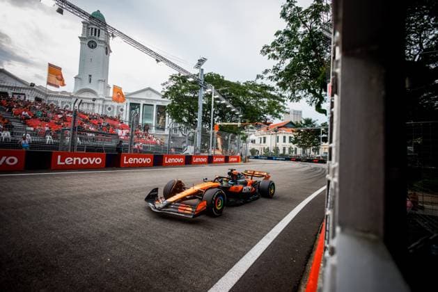 Formula 1 Singapore Airlines Singapore Grand Prix 2025 Alexis Perrin OVERTAKE MAXPPP - Singapore 03 10 2025 81 PIASTRI Oscar (aus), McLaren F1 Team, action at the Formula 1 Singapore Airlines Singapore Grand Prix 2025, the 18th round of the 2025 FIA Formula 1 World Championship, WM, Weltmeisterschaft at the Marina Bay Street Circuit in Singapore, Singapore, from 2 to 5 October 2025 Singapore Marina Bay Street Circuit Singapore  Copyright: xOVERTAKE MAXPPPxAlexisxPerrinx OVT202510038115 OVT202510038115