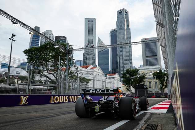 F1 - SINGAPORE GRAND PRIX 2025 01 VERSTAPPEN Max (nld), Red Bull Racing RB21, action during the 2025 Formula 1 Singapore Grand Prix, 18th round of the 2025 FIA Formula One World Championship, WM, Weltmeisterschaft from October 3 to 5, 2025 on the Marina Bay Street Circuit, in Singapore - SingaporeSingapore  Copyright: xFLORENTxGOODENx