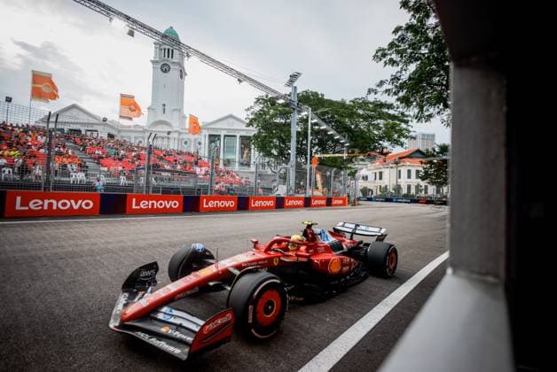 Formula 1 Singapore Airlines Singapore Grand Prix 2025 Alexis Perrin OVERTAKE MAXPPP - Singapore 03 10 2025 44 HAMILTON Lewis (gbr), Scuderia Ferrari HP, action at the Formula 1 Singapore Airlines Singapore Grand Prix 2025, the 18th round of the 2025 FIA Formula 1 World Championship, WM, Weltmeisterschaft at the Marina Bay Street Circuit in Singapore, Singapore, from 2 to 5 October 2025 Singapore Marina Bay Street Circuit Singapore  Copyright: xOVERTAKE MAXPPPxAlexisxPerrinx OVT202510038306 OVT202510038306