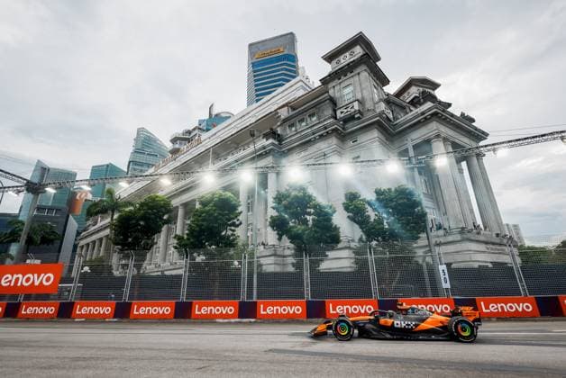 Formula 1 Singapore Airlines Singapore Grand Prix 2025 Alexis Perrin OVERTAKE MAXPPP - Singapore 03 10 2025 04 NORRIS Lando (gbr), McLaren F1 Team, action at the Formula 1 Singapore Airlines Singapore Grand Prix 2025, the 18th round of the 2025 FIA Formula 1 World Championship, WM, Weltmeisterschaft at the Marina Bay Street Circuit in Singapore, Singapore, from 2 to 5 October 2025 Singapore Marina Bay Street Circuit Singapore  Copyright: xOVERTAKE MAXPPPxAlexisxPerrinx OVT202510038308 OVT202510038308
