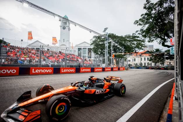 Formula 1 Singapore Airlines Singapore Grand Prix 2025 Alexis Perrin OVERTAKE MAXPPP - Singapore 03 10 2025 81 PIASTRI Oscar (aus), McLaren F1 Team, action at the Formula 1 Singapore Airlines Singapore Grand Prix 2025, the 18th round of the 2025 FIA Formula 1 World Championship, WM, Weltmeisterschaft at the Marina Bay Street Circuit in Singapore, Singapore, from 2 to 5 October 2025 Singapore Marina Bay Street Circuit Singapore  Copyright: xOVERTAKE MAXPPPxAlexisxPerrinx OVT202510038310 OVT202510038310