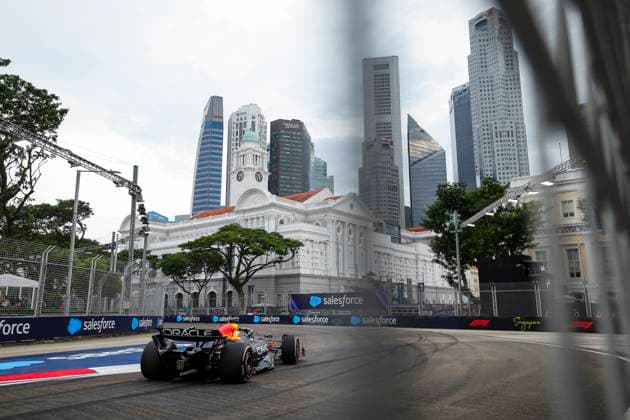 F1 - SINGAPORE GRAND PRIX 2025 01 VERSTAPPEN Max (nld), Red Bull Racing RB21, action during the 2025 Formula 1 Singapore Grand Prix, 18th round of the 2025 FIA Formula One World Championship, WM, Weltmeisterschaft from October 3 to 5, 2025 on the Marina Bay Street Circuit, in Singapore - SingaporeSingapore  Copyright: xFLORENTxGOODENx