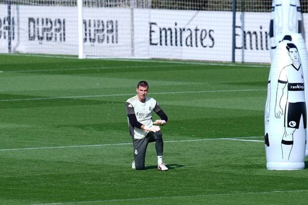 October 3, 2025, Valdebebas, Madrid, Spain: Andriy Lunin of Real Madrid CF warms up during the training day of Real Madrid ahead the Spanish League, LaLiga EA Sports, football match against Villarreal CF at Ciudad Deportiva Real Madrid on October 03, 2025, in Valdebebas, Madrid, Spain. Valdebebas Spain - ZUMAa181 20251003_zaa_a181_005 Copyright: xDennisxAgyemanx