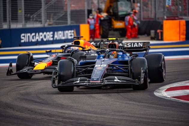 Formel 1 GP Singapur. Freitag, 03.10.2025 Carlos Sainz 55, Williams Racing und Max Verstappen 1, Oracle Red Bull Racing; Formel 1 GP Singapur. Freitag, 03.10.2025 Copyright: xBEAUTIFULxSPORTS Erlhofx