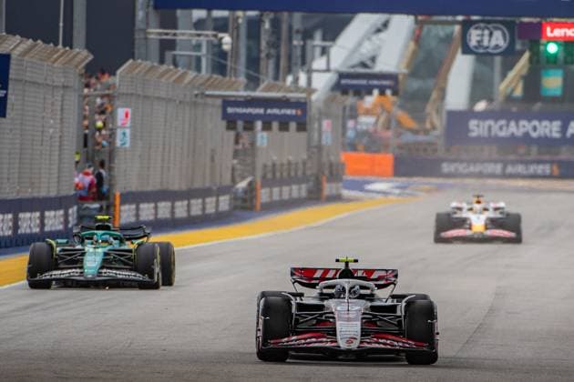 Formel 1 GP Singapur. Freitag, 03.10.2025 Oliver Bearman 87, MoneyGram Haas F1 Team und Fernando Alonso 14, Aston Martin Aramco F1 Team; Formel 1 GP Singapur. Freitag, 03.10.2025 Copyright: xBEAUTIFULxSPORTS Erlhofx