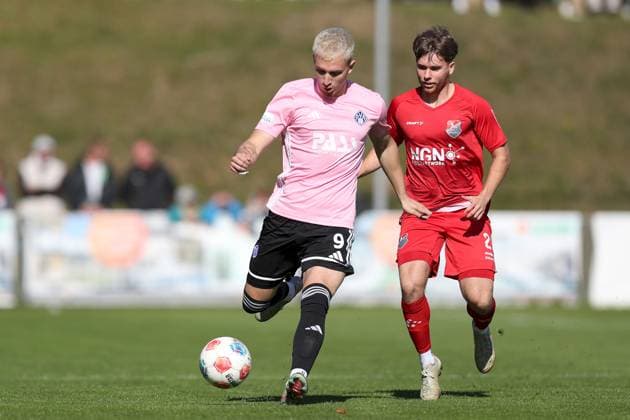 03.10.2025, xjcx, Herren, Fussball, Saison 2025 2026, Regionalliga Bayern, 12. Spieltag: TSV Aubstadt - SV Viktoria Aschaffenburg Georgios Makridis ( 9, SV Viktoria Aschaffenburg) und Egor Zelenskiy ( 21, TSV Aubstadt) Sulzfeld Schulstadion Aubstadt Bayern Deutschland