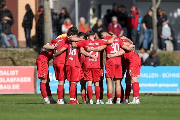 03.10.2025, xjcx, Herren, Fussball, Saison 2025 2026, Regionalliga Bayern, 12. Spieltag: TSV Aubstadt - SV Viktoria Aschaffenburg Mannschaftskreis TSV Aubstadt Sulzfeld Schulstadion Aubstadt Bayern Deutschland