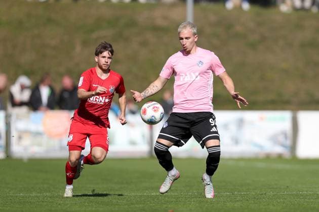 03.10.2025, xjcx, Herren, Fussball, Saison 2025 2026, Regionalliga Bayern, 12. Spieltag: TSV Aubstadt - SV Viktoria Aschaffenburg Georgios Makridis ( 9, SV Viktoria Aschaffenburg) und Egor Zelenskiy ( 21, TSV Aubstadt) Sulzfeld Schulstadion Aubstadt Bayern Deutschland