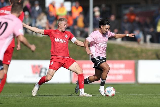 03.10.2025, xjcx, Herren, Fussball, Saison 2025 2026, Regionalliga Bayern, 12. Spieltag: TSV Aubstadt - SV Viktoria Aschaffenburg Steffen Behr ( 16, TSV Aubstadt) und Lian Akkus Rodriguez ( 8, SV Viktoria Aschaffenburg) Sulzfeld Schulstadion Aubstadt Bayern Deutschland