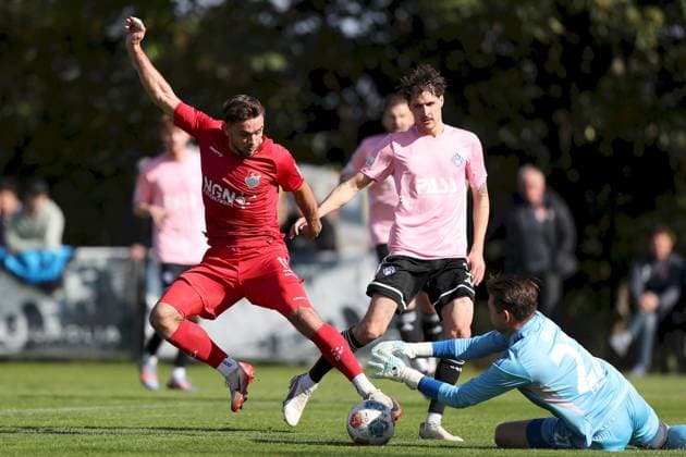 03.10.2025, xjcx, Herren, Fussball, Saison 2025 2026, Regionalliga Bayern, 12. Spieltag: TSV Aubstadt - SV Viktoria Aschaffenburg Severo Sturm ( 11, TSV Aubstadt), Hendrik Ehmann ( 3, SV Viktoria Aschaffenburg), Torwart Max Grün ( 27, SV Viktoria Aschaffenburg) Sulzfeld Schulstadion Aubstadt Bayern Deutschland