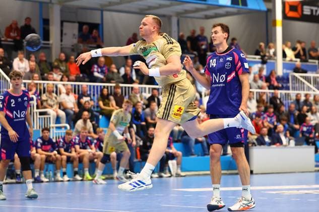 Torwurf von Justus Fischer (Burgdorf) TSV Bayer Dormagen vs TSV Hannover-Burgdorf, Handball, DHB-Pokal, 01.10.2025 TSV Bayer Dormagen vs TSV Hannover-Burgdorf, Handball, DHB-Pokal, 01.10.2025 Dormagen Copyright: xEibner-Pressefotox EP_RWS