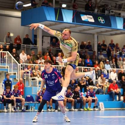 Torwurf von Justus Fischer (Burgdorf) TSV Bayer Dormagen vs TSV Hannover-Burgdorf, Handball, DHB-Pokal, 01.10.2025 TSV Bayer Dormagen vs TSV Hannover-Burgdorf, Handball, DHB-Pokal, 01.10.2025 Dormagen Copyright: xEibner-Pressefotox EP_RWS