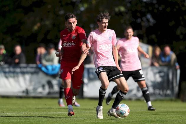 03.10.2025, xjcx, Herren, Fussball, Saison 2025 2026, Regionalliga Bayern, 12. Spieltag: TSV Aubstadt - SV Viktoria Aschaffenburg Severo Sturm ( 11, TSV Aubstadt) und Hendrik Ehmann ( 3, SV Viktoria Aschaffenburg) Sulzfeld Schulstadion Aubstadt Bayern Deutschland