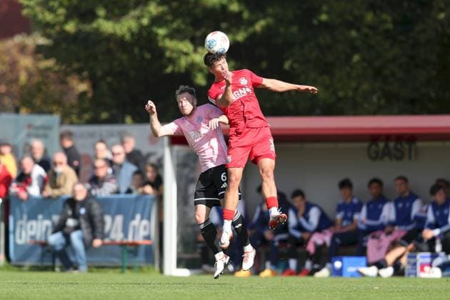 03.10.2025, xjcx, Herren, Fussball, Saison 2025 2026, Regionalliga Bayern, 12. Spieltag: TSV Aubstadt - SV Viktoria Aschaffenburg Roberto Desch ( 6, SV Viktoria Aschaffenburg) und Marcel Fischer ( 30, TSV Aubstadt) Sulzfeld Schulstadion Aubstadt Bayern Deutschland