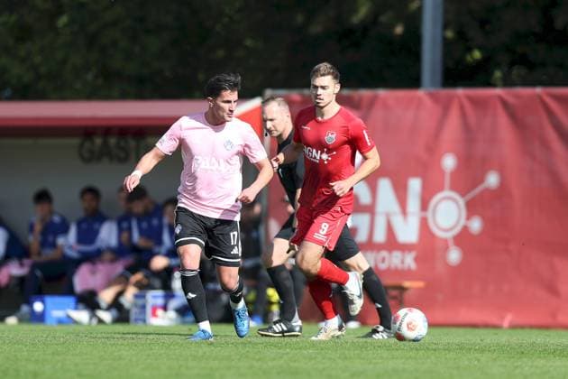 03.10.2025, xjcx, Herren, Fussball, Saison 2025 2026, Regionalliga Bayern, 12. Spieltag: TSV Aubstadt - SV Viktoria Aschaffenburg Adrian Asani ( 17, SV Viktoria Aschaffenburg) und Max Grimm ( 9, TSV Aubstadt) Sulzfeld Schulstadion Aubstadt Bayern Deutschland
