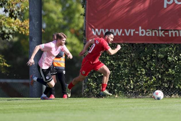 03.10.2025, xjcx, Herren, Fussball, Saison 2025 2026, Regionalliga Bayern, 12. Spieltag: TSV Aubstadt - SV Viktoria Aschaffenburg Benjamin Franz ( 15, SV Viktoria Aschaffenburg) und Timo Pitter ( 10, TSV Aubstadt) Sulzfeld Schulstadion Aubstadt Bayern Deutschland