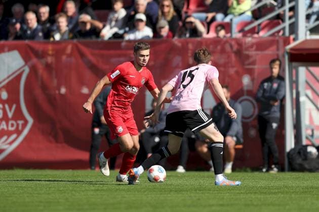 03.10.2025, xjcx, Herren, Fussball, Saison 2025 2026, Regionalliga Bayern, 12. Spieltag: TSV Aubstadt - SV Viktoria Aschaffenburg Max Grimm ( 9, TSV Aubstadt) und Benjamin Franz ( 15, SV Viktoria Aschaffenburg) Sulzfeld Schulstadion Aubstadt Bayern Deutschland