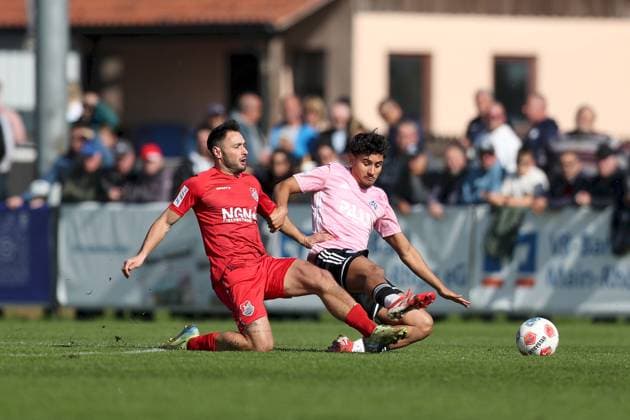 03.10.2025, xjcx, Herren, Fussball, Saison 2025 2026, Regionalliga Bayern, 12. Spieltag: TSV Aubstadt - SV Viktoria Aschaffenburg Timo Pitter ( 10, TSV Aubstadt) und Nino Cassaniti ( 18, SV Viktoria Aschaffenburg) Sulzfeld Schulstadion Aubstadt Bayern Deutschland
