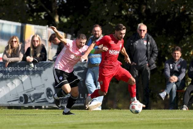 03.10.2025, xjcx, Herren, Fussball, Saison 2025 2026, Regionalliga Bayern, 12. Spieltag: TSV Aubstadt - SV Viktoria Aschaffenburg Benjamin Baier ( 10, SV Viktoria Aschaffenburg) und Severo Sturm ( 11, TSV Aubstadt) Sulzfeld Schulstadion Aubstadt Bayern Deutschland