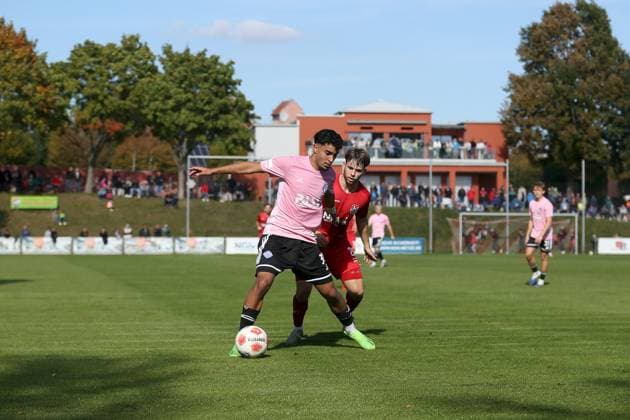 03.10.2025, xjcx, Herren, Fussball, Saison 2025 2026, Regionalliga Bayern, 12. Spieltag: TSV Aubstadt - SV Viktoria Aschaffenburg Younes Azahaf ( 30, SV Viktoria Aschaffenburg) und Egor Zelenskiy ( 21, TSV Aubstadt) Sulzfeld Schulstadion Aubstadt Bayern Deutschland