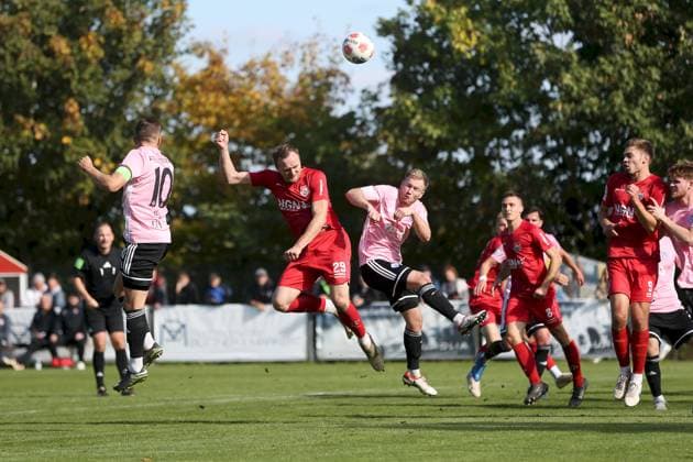 03.10.2025, xjcx, Herren, Fussball, Saison 2025 2026, Regionalliga Bayern, 12. Spieltag: TSV Aubstadt - SV Viktoria Aschaffenburg Marco Nickel ( 29, TSV Aubstadt) und Roberto Desch ( 6, SV Viktoria Aschaffenburg) Sulzfeld Schulstadion Aubstadt Bayern Deutschland