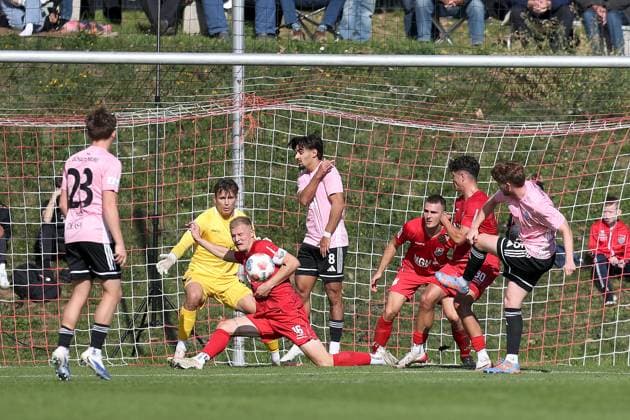 03.10.2025, xjcx, Herren, Fussball, Saison 2025 2026, Regionalliga Bayern, 12. Spieltag: TSV Aubstadt - SV Viktoria Aschaffenburg Torchance für Benjamin Franz ( 15, SV Viktoria Aschaffenburg), Steffen Behr ( 16, TSV Aubstadt) klärt Sulzfeld Schulstadion Aubstadt Bayern Deutschland