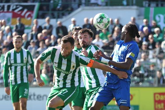 Fußball Regionalliga Nordost: BSG Chemie Leipzig vs. VSG Altglienicke Berlin; 03.10.2025 Kapitän Janik Mäder (7, Chemie Leipzig) und Nils Lihsek (23, Chemie Leipzig) gegen Mohamed Sydney Sylla (24, VSG Altglienicke). Fußball, Regionalliga Nordost, Saison 2025 2026, 11. Spieltag: BSG Chemie Leipzig vs. VSG Altglienicke am 03.10.2025 im Alfred-Kunze-Sportpark, Leipzig Leutzsch. Copyright: xBEAUTIFULxSPORTS JanxKaeferx