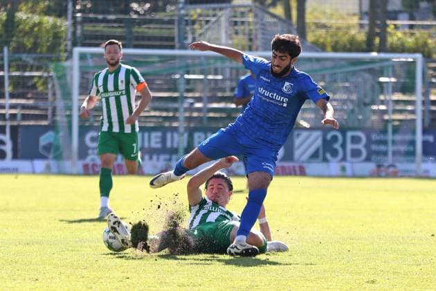 Fußball Regionalliga Nordost: BSG Chemie Leipzig vs. VSG Altglienicke Berlin; 03.10.2025 Valon Aliji (14, Chemie Leipzig) am Boden im Zweikampf mit Biyan Kizildemir (8, VSG Altglienicke). Fußball, Regionalliga Nordost, Saison 2025 2026, 11. Spieltag: BSG Chemie Leipzig vs. VSG Altglienicke am 03.10.2025 im Alfred-Kunze-Sportpark, Leipzig Leutzsch. Copyright: xBEAUTIFULxSPORTS JanxKaeferx