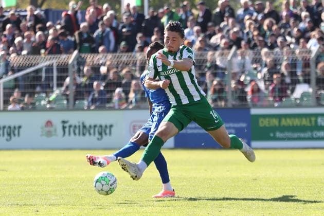 Fußball Regionalliga Nordost: BSG Chemie Leipzig vs. VSG Altglienicke Berlin; 03.10.2025 Valon Aliji (14, Chemie Leipzig) jagt Mohamed Sydney Sylla (24, VSG Altglienicke) den Ball ab. Fußball, Regionalliga Nordost, Saison 2025 2026, 11. Spieltag: BSG Chemie Leipzig vs. VSG Altglienicke am 03.10.2025 im Alfred-Kunze-Sportpark, Leipzig Leutzsch. Copyright: xBEAUTIFULxSPORTS JanxKaeferx