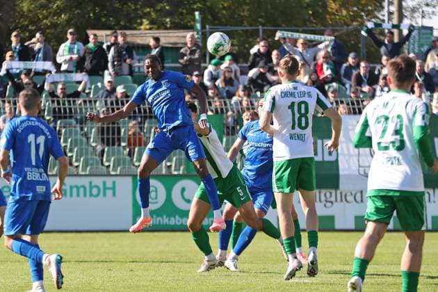 Fußball Regionalliga Nordost: BSG Chemie Leipzig vs. VSG Altglienicke Berlin; 03.10.2025 Mohamed Sydney Sylla (24, VSG Altglienicke) versucht es per Kopf. Fußball, Regionalliga Nordost, Saison 2025 2026, 11. Spieltag: BSG Chemie Leipzig vs. VSG Altglienicke am 03.10.2025 im Alfred-Kunze-Sportpark, Leipzig Leutzsch. Copyright: xBEAUTIFULxSPORTS JanxKaeferx