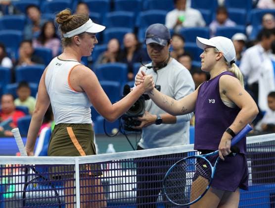 (251003) -- BEIJING, Oct. 3, 2025 -- Linda Noskova (L) shakes hands with Sonay Kartal after the women s singles quarterfinal match between Linda Noskova of the Czech Reoublic and Sonay Kartal of Britain at 2025 China Open tennis tournament in Beijing, China, Oct. 3, 2025. (Photo by Xinhua) (SP)CHINA-BEIJING-TENNIS-CHINA OPEN-WOMEN S SINGLES-QUARTERFINAL (CN) MaxZihan 