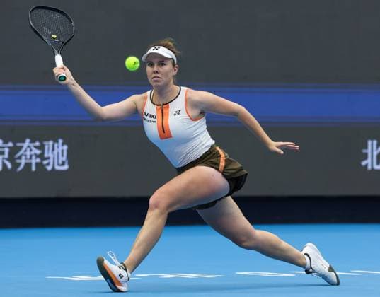 (251003) -- BEIJING, Oct. 3, 2025 -- Linda Noskova hits a return during the women s singles quarterfinal match between Linda Noskova of the Czech Reoublic and Sonay Kartal of Britain at 2025 China Open tennis tournament in Beijing, China, Oct. 3, 2025. (Photo by Xinhua) (SP)CHINA-BEIJING-TENNIS-CHINA OPEN-WOMEN S SINGLES-QUARTERFINAL (CN) MaxZihan 