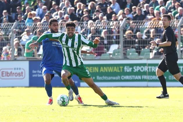 Fußball Regionalliga Nordost: BSG Chemie Leipzig vs. VSG Altglienicke Berlin; 03.10.2025 Stanley Ratifo (30, Chemie Leipzig) vor David Kebe (5, VSG Altglienicke). Fußball, Regionalliga Nordost, Saison 2025 2026, 11. Spieltag: BSG Chemie Leipzig vs. VSG Altglienicke am 03.10.2025 im Alfred-Kunze-Sportpark, Leipzig Leutzsch. Copyright: xBEAUTIFULxSPORTS JanxKaeferx