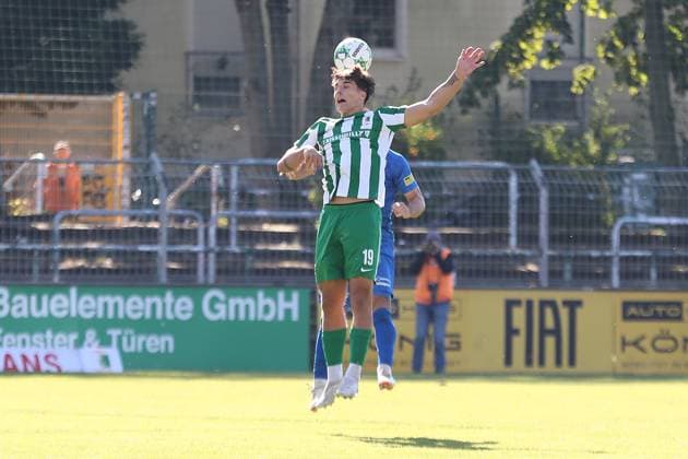 Fußball Regionalliga Nordost: BSG Chemie Leipzig vs. VSG Altglienicke Berlin; 03.10.2025 Julius Hoffmann (19, Chemie Leipzig) im Kopfball-Duell. Fußball, Regionalliga Nordost, Saison 2025 2026, 11. Spieltag: BSG Chemie Leipzig vs. VSG Altglienicke am 03.10.2025 im Alfred-Kunze-Sportpark, Leipzig Leutzsch. Copyright: xBEAUTIFULxSPORTS JanxKaeferx