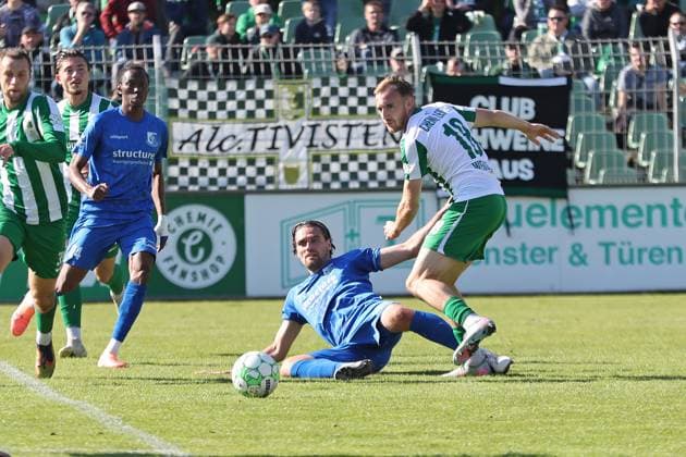 Fußball Regionalliga Nordost: BSG Chemie Leipzig vs. VSG Altglienicke Berlin; 03.10.2025 Jonas Nietfeld (10, VSG Altglienicke) am Boden gegen Philipp Wendt (18, Chemie Leipzig). Fußball, Regionalliga Nordost, Saison 2025 2026, 11. Spieltag: BSG Chemie Leipzig vs. VSG Altglienicke am 03.10.2025 im Alfred-Kunze-Sportpark, Leipzig Leutzsch. Copyright: xBEAUTIFULxSPORTS JanxKaeferx