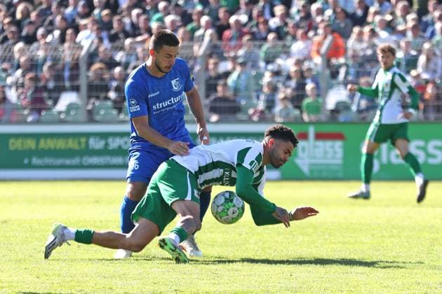Fußball Regionalliga Nordost: BSG Chemie Leipzig vs. VSG Altglienicke Berlin; 03.10.2025 Patrick Kapp (16, VSG Altglienicke) bringt Stanley Ratifo (30, Chemie Leipzig) zu Fall. Fußball, Regionalliga Nordost, Saison 2025 2026, 11. Spieltag: BSG Chemie Leipzig vs. VSG Altglienicke am 03.10.2025 im Alfred-Kunze-Sportpark, Leipzig Leutzsch. Copyright: xBEAUTIFULxSPORTS JanxKaeferx
