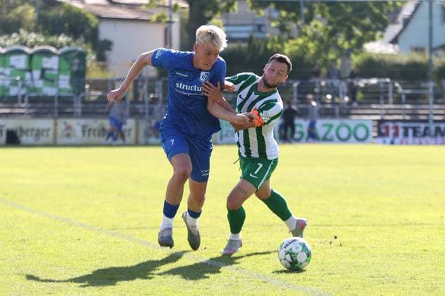 Fußball Regionalliga Nordost: BSG Chemie Leipzig vs. VSG Altglienicke Berlin; 03.10.2025 Paul Manske (7, VSG Altglienicke) gegen Kapitän Janik Mäder (7, Chemie Leipzig). Fußball, Regionalliga Nordost, Saison 2025 2026, 11. Spieltag: BSG Chemie Leipzig vs. VSG Altglienicke am 03.10.2025 im Alfred-Kunze-Sportpark, Leipzig Leutzsch. Copyright: xBEAUTIFULxSPORTS JanxKaeferx